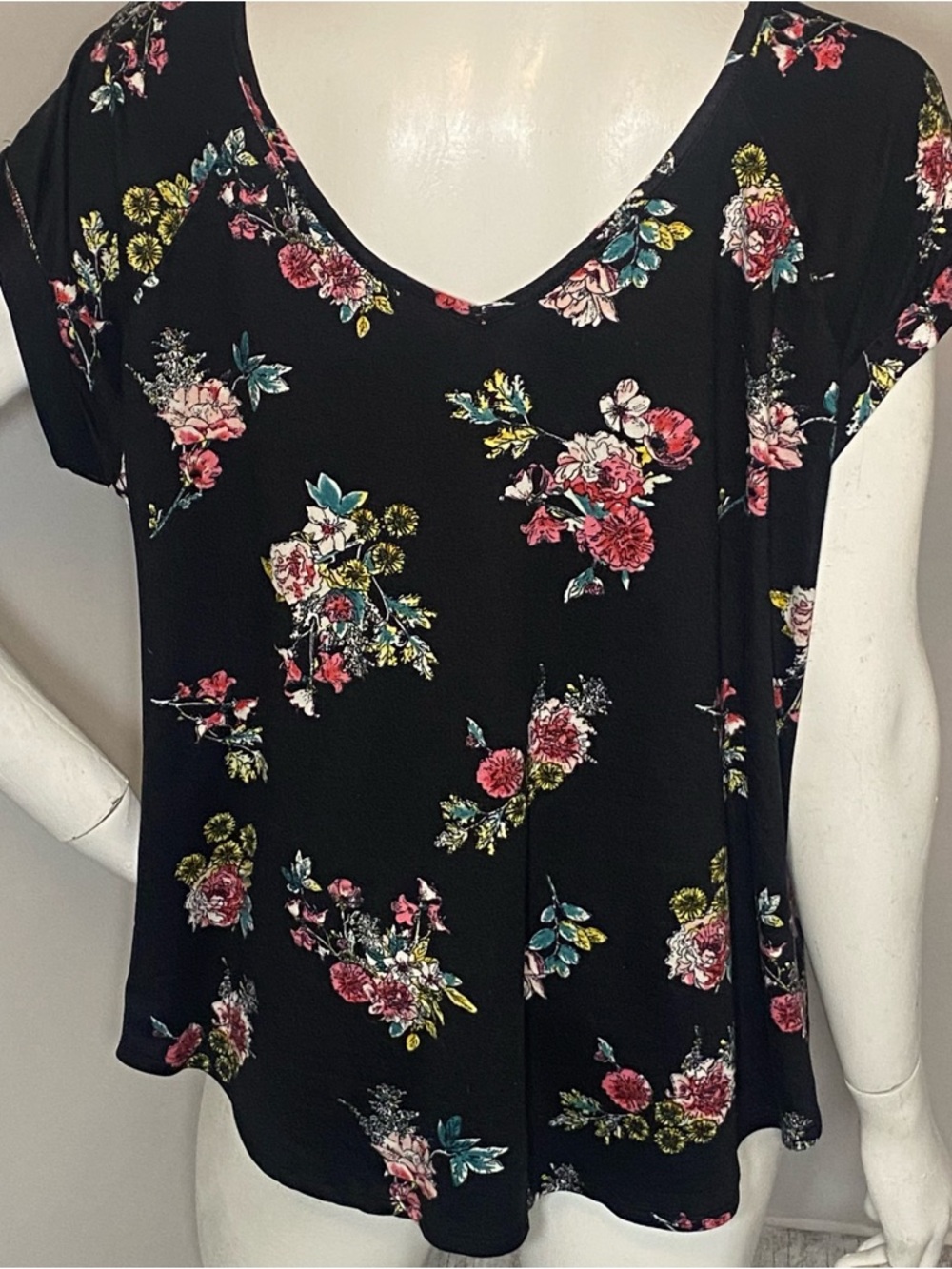 Moody Floral Black V-Neck Women's Top size medium